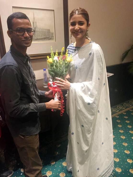 अनुष्का शर्मा को देखकर रोने लगी फैन, एक्ट्रेस ने लगाया गले