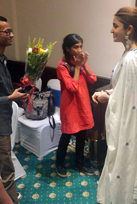 अनुष्का शर्मा को देखकर रोने लगी फैन, एक्ट्रेस ने लगाया गले