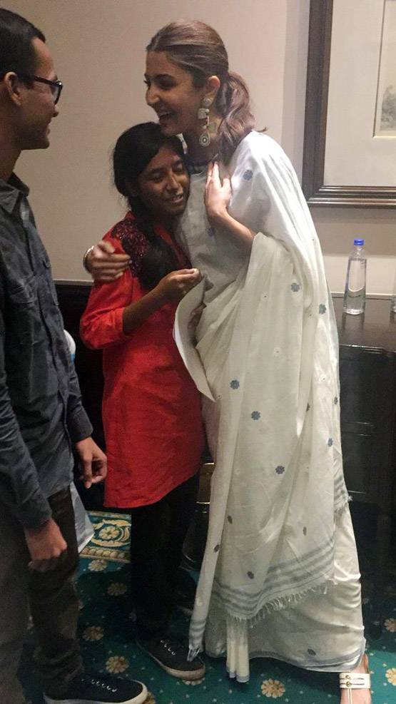 अनुष्का शर्मा को देखकर रोने लगी फैन, एक्ट्रेस ने लगाया गले