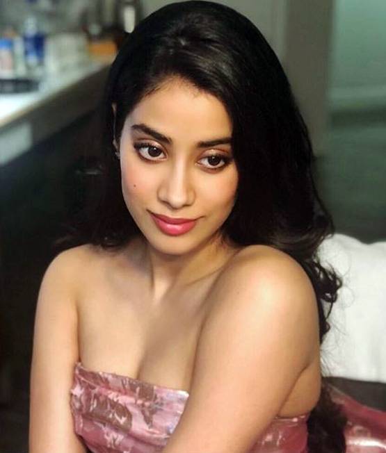 प‍िंक गाउन में छाईं जाह्नवी कपूर, 'धड़क' के लिए मिला WIFT अवॉर्ड