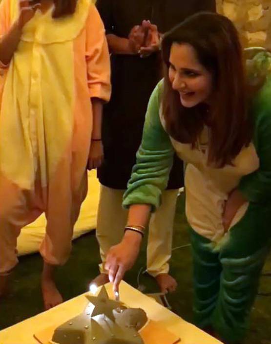 सानिया मिर्जा का बेबी शावर, पायजामा पार्टी में लगाए ठुमके