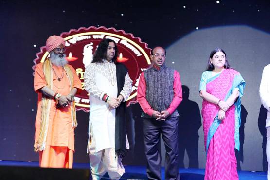 जानें कौन हैं सवर्णों के आंदोलन की अगुवाई कर रहे देवकीनंदन ठाकुर