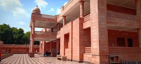 कार्यकर्ताओं के पैसे से बने आलीशान 'गुलाबी महल' में रहेंगी मायावती