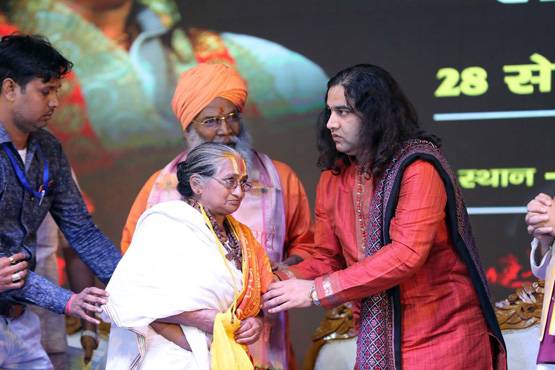 जानें कौन हैं सवर्णों के आंदोलन की अगुवाई कर रहे देवकीनंदन ठाकुर