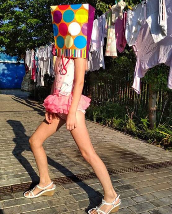 फनी PHOTOS: शॉपिंग बैग के साथ ऐसे क्लिक क्यों कर रहे हैं लोग?