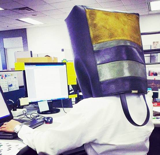 फनी PHOTOS: शॉपिंग बैग के साथ ऐसे क्लिक क्यों कर रहे हैं लोग?