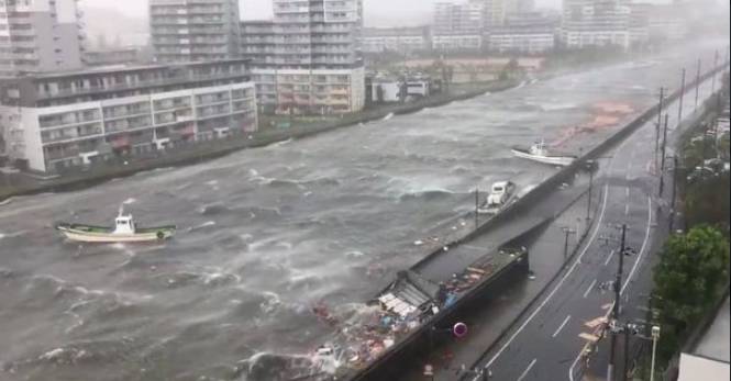 जापान में जेबी तूफान का कहर: उड़ीं कारें, गिरे मकान, फ्लाइट्स बंद