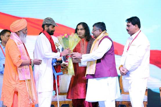 जानें कौन हैं सवर्णों के आंदोलन की अगुवाई कर रहे देवकीनंदन ठाकुर