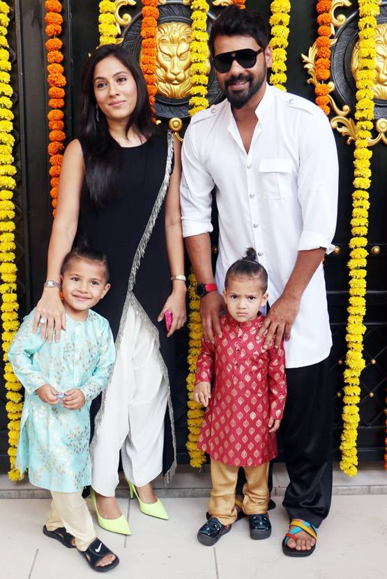 एकता कपूर के घर बप्पा का आशीर्वाद लेने पहुंचीं TV की बहुएं, Photos