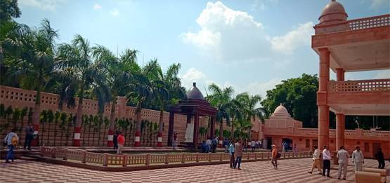 कार्यकर्ताओं के पैसे से बने आलीशान 'गुलाबी महल' में रहेंगी मायावती