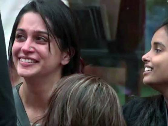 BB12: पति से सरप्राइज गिफ्ट पाकर भावुक हुईं दीपिका, लगीं रोने