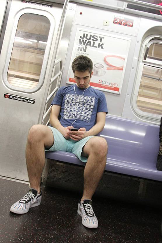 इस लड़की ने 'चौड़े' होकर बैठने वाले मर्दों की नाक में किया दम!