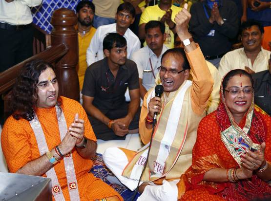 जानें कौन हैं सवर्णों के आंदोलन की अगुवाई कर रहे देवकीनंदन ठाकुर