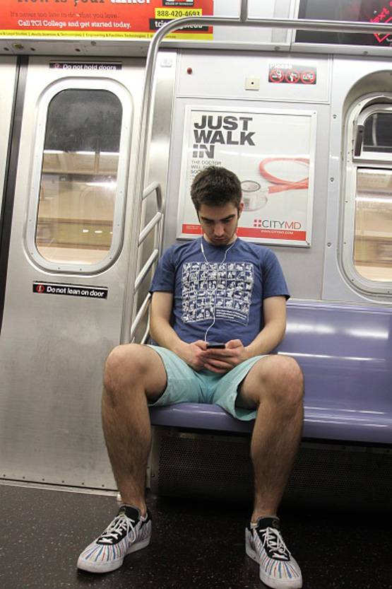 इस लड़की ने 'चौड़े' होकर बैठने वाले मर्दों की नाक में किया दम!