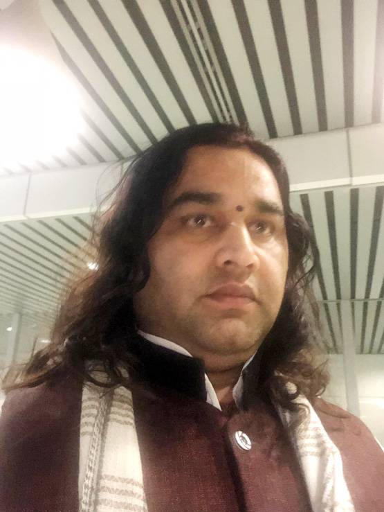 जानें कौन हैं सवर्णों के आंदोलन की अगुवाई कर रहे देवकीनंदन ठाकुर