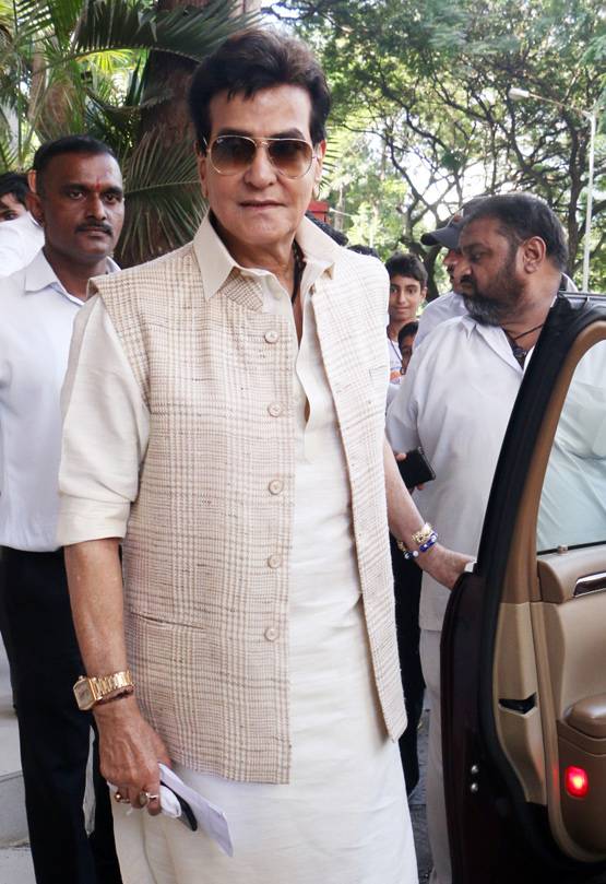 एकता कपूर के घर बप्पा का आशीर्वाद लेने पहुंचीं TV की बहुएं, Photos