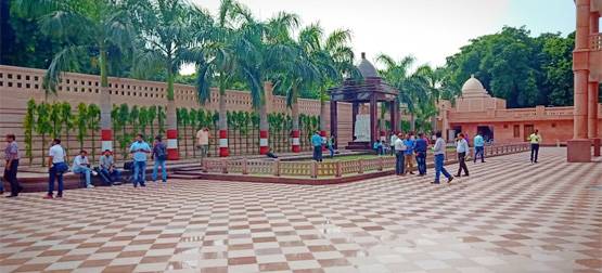 कार्यकर्ताओं के पैसे से बने आलीशान 'गुलाबी महल' में रहेंगी मायावती