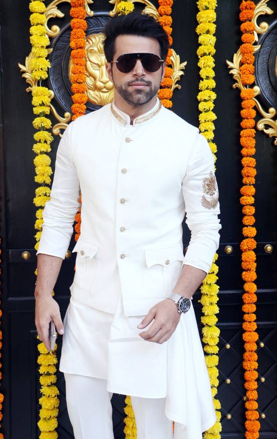 एकता कपूर के घर बप्पा का आशीर्वाद लेने पहुंचीं TV की बहुएं, Photos