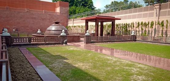 कार्यकर्ताओं के पैसे से बने आलीशान 'गुलाबी महल' में रहेंगी मायावती