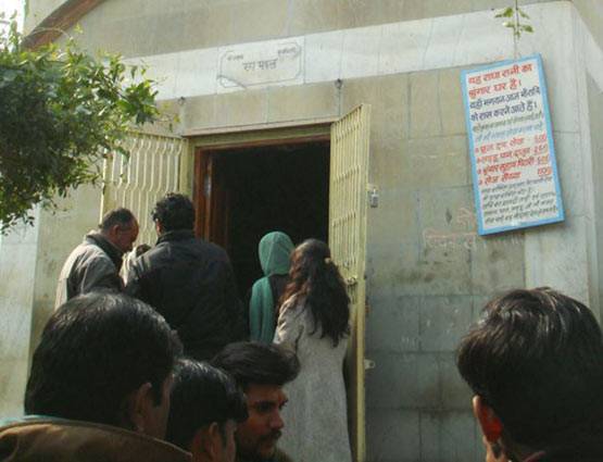 रहस्यमयी रासलीला: शाम होते ही लोग क्यों छोड़ देते हैं निधिवन?