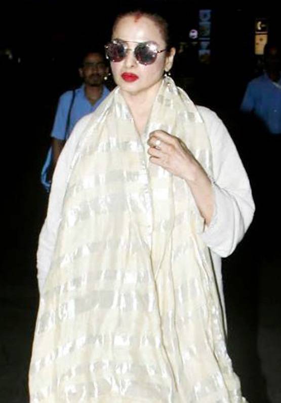 रेखा के आगे फीका पड़ा बी-टाउन एक्ट्रेस का एयरपोर्ट लुक, Photos