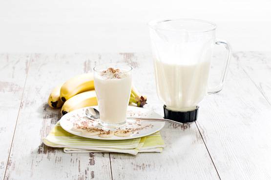 दूध और केला एक साथ खाना फायदेमंद या नुकसानदेह?