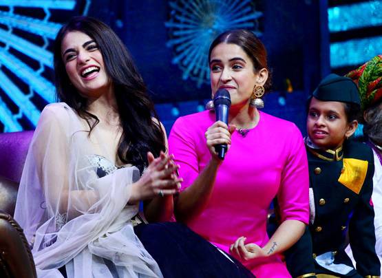 TV शो में 'पटाखा' गर्ल्स ने ऐसे की मस्ती, गायब थे सुनील ग्रोवर