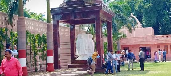 कार्यकर्ताओं के पैसे से बने आलीशान 'गुलाबी महल' में रहेंगी मायावती