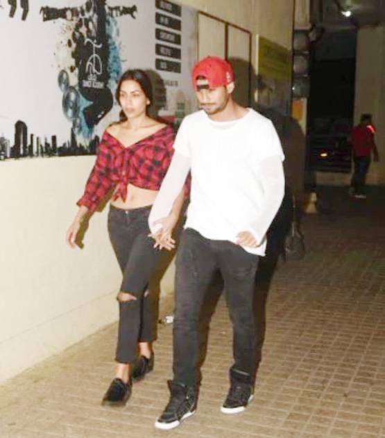 Photos : गर्लफ्रेंड सान्या सागर संग डेट पर निकले प्रतीक बब्बर