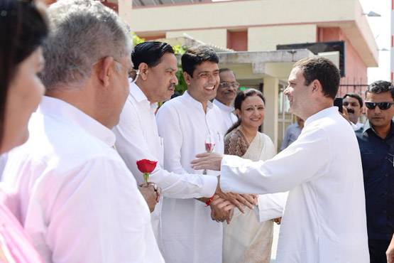 अमेठी में 'शिवभक्त' राहुल, जयकारों से कांवड़ियों ने किया स्वागत