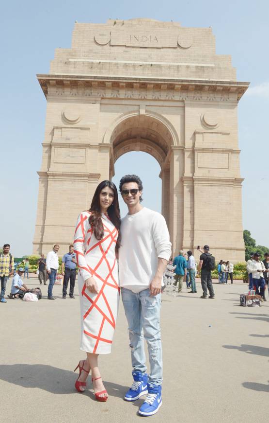 द‍िल्ली की मशहूर बाजार में वरीना संग रोमांस करते नजर आए आयुष