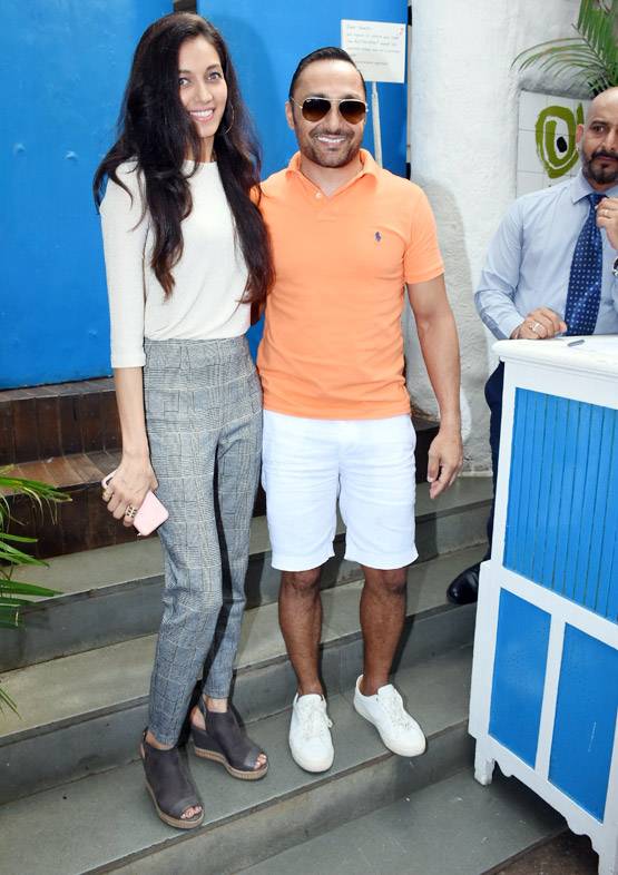 नेहा के बेबी शावर में सुनील शेट्टी से प्रीति तक पहुंचे ये सेलेब्स