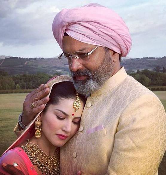 सनी लियोनी पर भी चढ़ा इस फैशन ट्रेंड का रंग, एयरपोर्ट पर यूं दिखीं