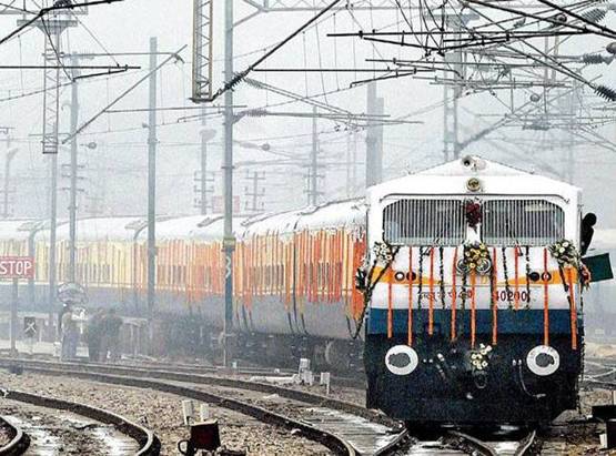 आखिर क्यों रेलवे ट्रैक के बीच पत्थर बिछाए जाते हैं? ये है जवाब