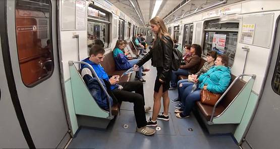 इस लड़की ने 'चौड़े' होकर बैठने वाले मर्दों की नाक में किया दम!