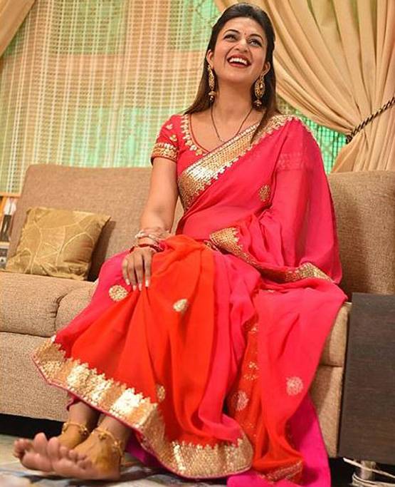 लाल साड़ी में छाईं दिव्यांका की तस्वीरें, कर रही हैं खास पूजा