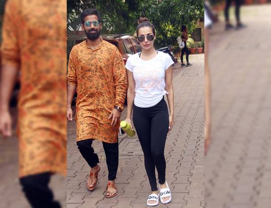 PHOTOS: योगा क्लास के बाद ऐसे मस्ती करती हैं करीना और अमृता