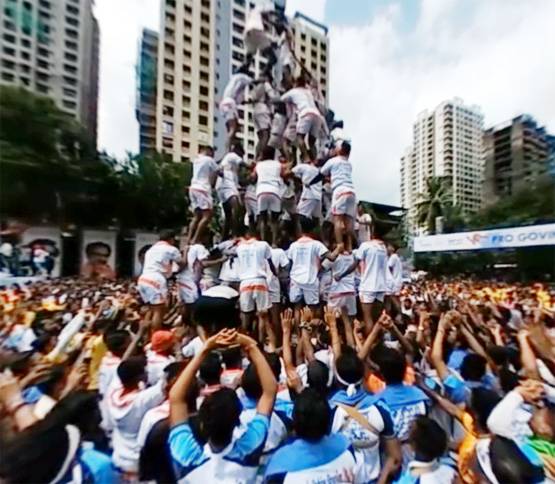 जन्माष्टमी पर मुंबई की सड़कों पर उमड़ी गोविंदाओं की टोली