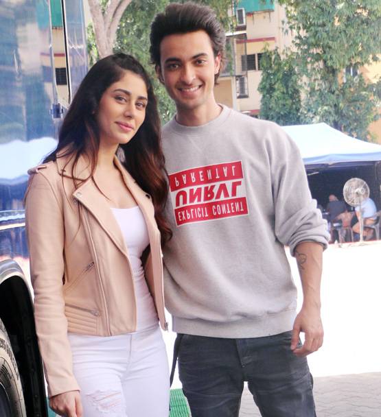 फ‍िल्म प्रमोशन में द‍िखा श्रद्धा-सनी का ग्लैमरस अंदाज, देखें PHOTOS