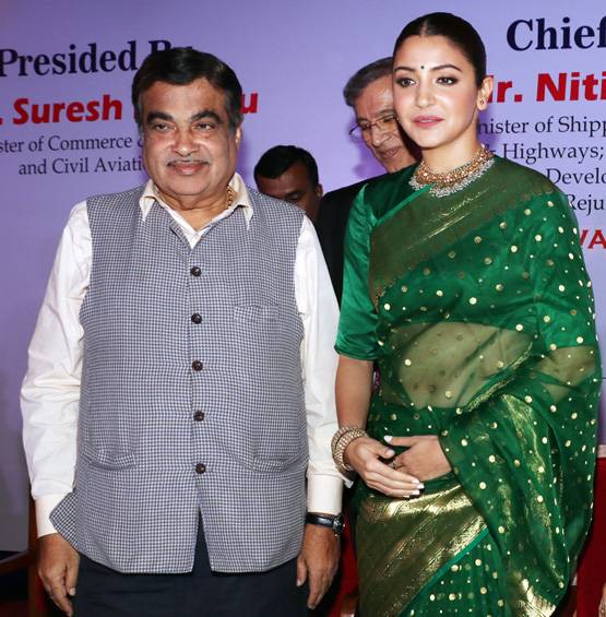 PHOTOS: बनारसी साड़ी में वायरल अनुष्का शर्मा का ट्रेड‍िशनल लुक