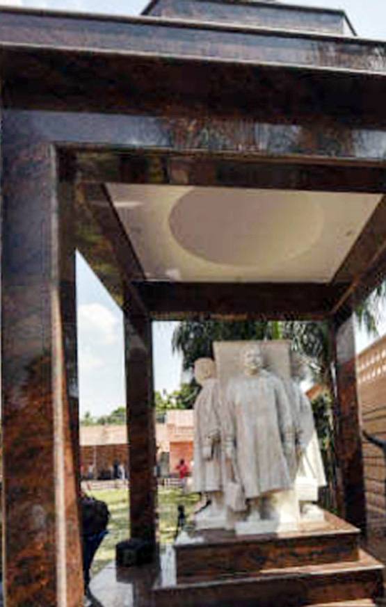 कार्यकर्ताओं के पैसे से बने आलीशान 'गुलाबी महल' में रहेंगी मायावती