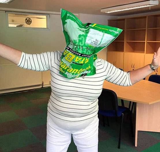 फनी PHOTOS: शॉपिंग बैग के साथ ऐसे क्लिक क्यों कर रहे हैं लोग?