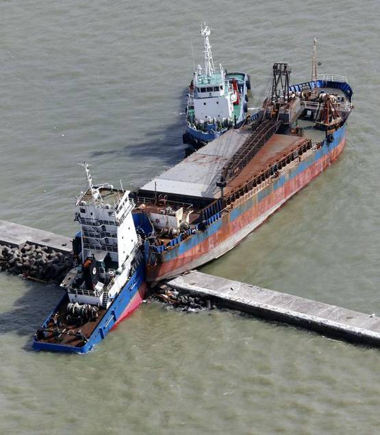 जापान में जेबी तूफान का कहर: उड़ीं कारें, गिरे मकान, फ्लाइट्स बंद