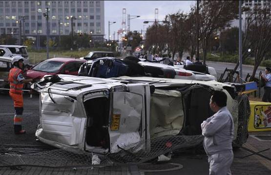 जापान में जेबी तूफान का कहर: उड़ीं कारें, गिरे मकान, फ्लाइट्स बंद