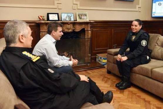 ड्यूटी पर पुलिसवाली ने दूसरे के बच्चे को पिलाया दूध, मिला प्रमोशन