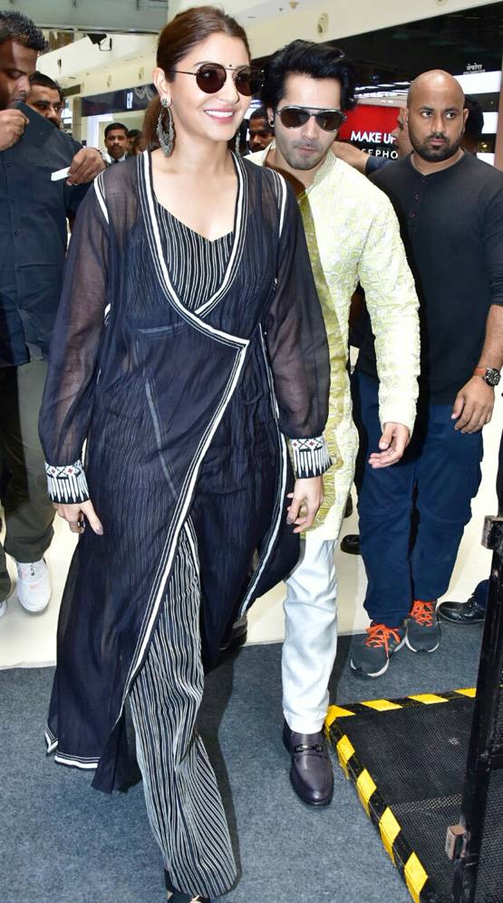 गणेशोत्सव के रंग में सुई धागा का प्रमोशन, यूं द‍िखे अनुष्का-वरुण