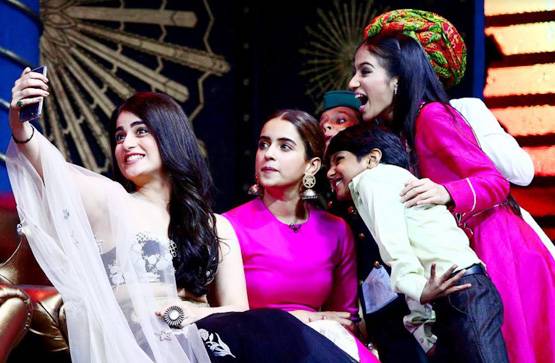 TV शो में 'पटाखा' गर्ल्स ने ऐसे की मस्ती, गायब थे सुनील ग्रोवर