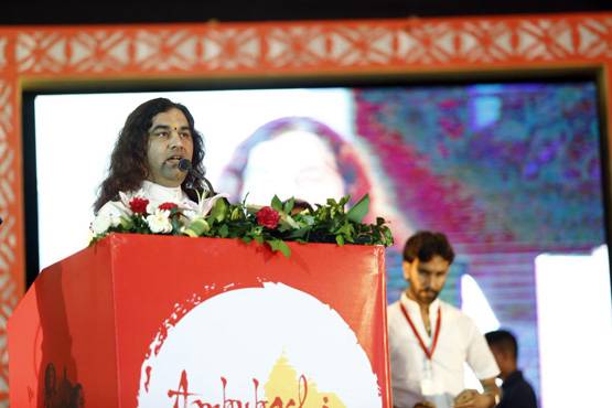 जानें कौन हैं सवर्णों के आंदोलन की अगुवाई कर रहे देवकीनंदन ठाकुर