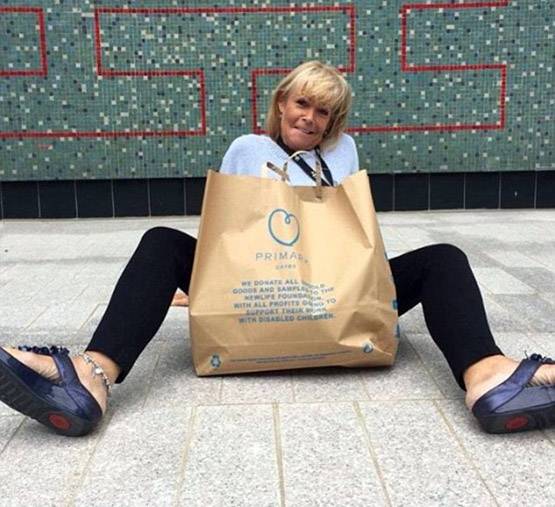 फनी PHOTOS: शॉपिंग बैग के साथ ऐसे क्लिक क्यों कर रहे हैं लोग?