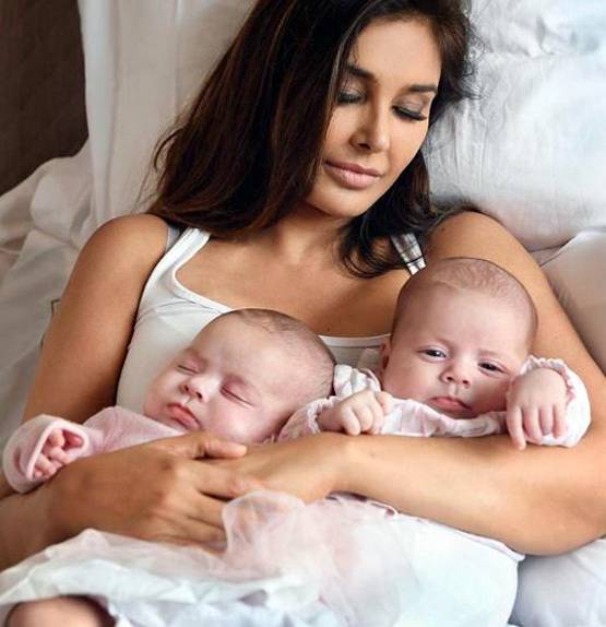 Photos: कैंसर को मात देने वाली लिजा बनीं जुड़वा बच्चियों की मां